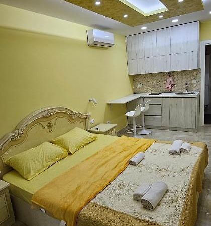 Ekonomic Apartmani Golubovci Eksteriør billede