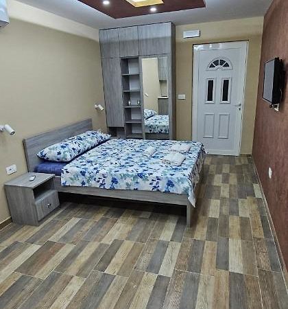 Ekonomic Apartmani Golubovci Eksteriør billede