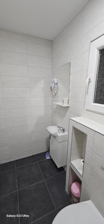 Ekonomic Apartmani Golubovci Eksteriør billede